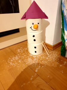 Weihnachtswichtel Streich: Schneemann aus Klopapierrollen